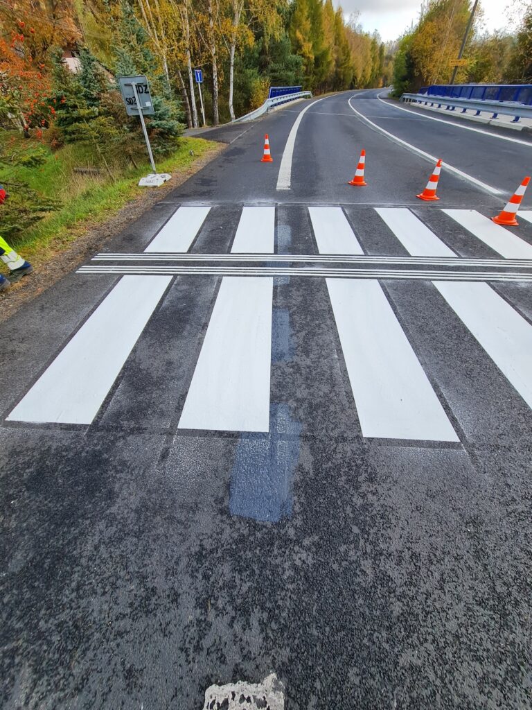 Vodorovné dopravní značení stěrkovým plastem​