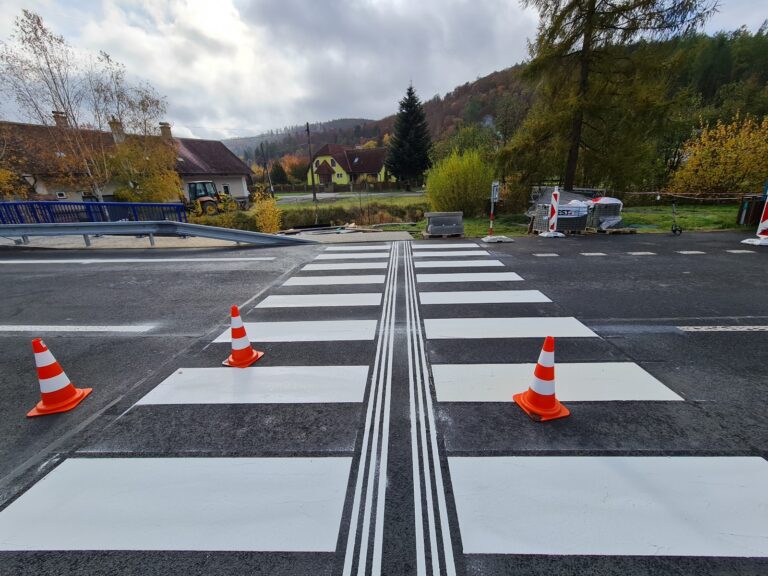 Vodorovné dopravní značení stěrkovým plastem​